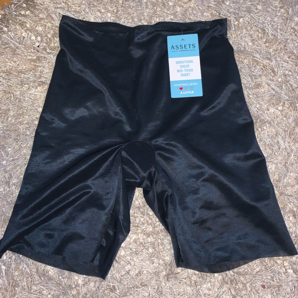Black ASSETS by Spanx Smoothing sheer mid-thigh short Shapewear size Small NWT